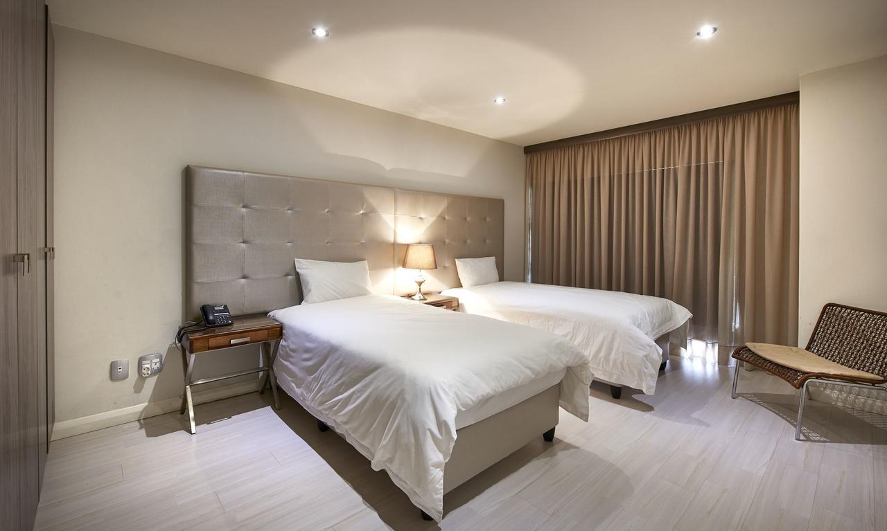 Dynasty Forest Sandown Serviced Apartments & Self Catering Hotel ヨハネスブルグ エクステリア 写真