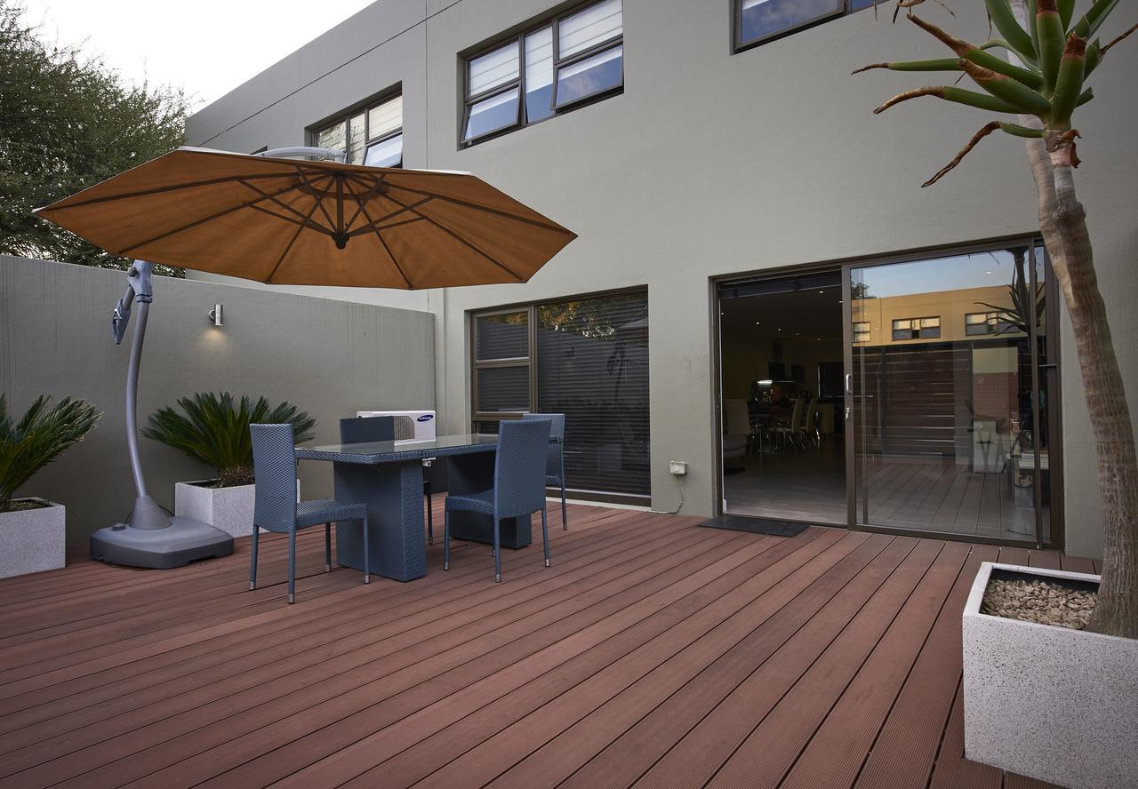 Dynasty Forest Sandown Serviced Apartments & Self Catering Hotel ヨハネスブルグ エクステリア 写真