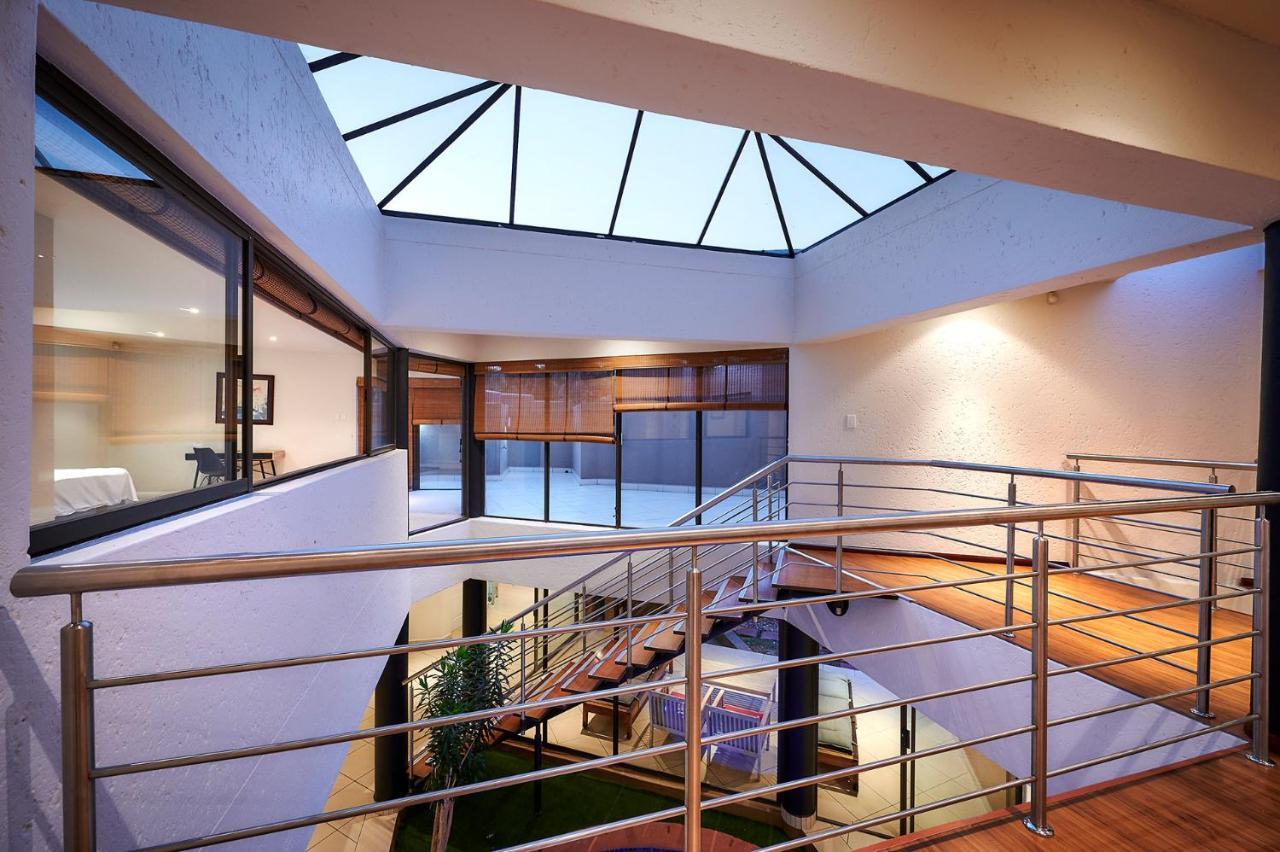 Dynasty Forest Sandown Serviced Apartments & Self Catering Hotel ヨハネスブルグ エクステリア 写真