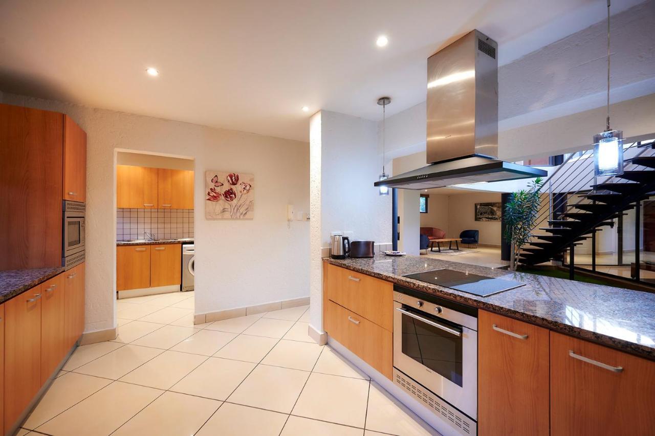 Dynasty Forest Sandown Serviced Apartments & Self Catering Hotel ヨハネスブルグ エクステリア 写真